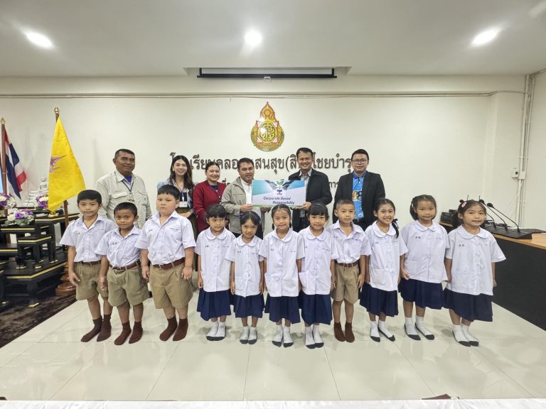 บริษัทไทยนิปปอนสตีลฯ มอบเงินให้กับโรงเรียนคลองแสนสุขเพื่อจัดซื้ออุปกรณ์กีฬา